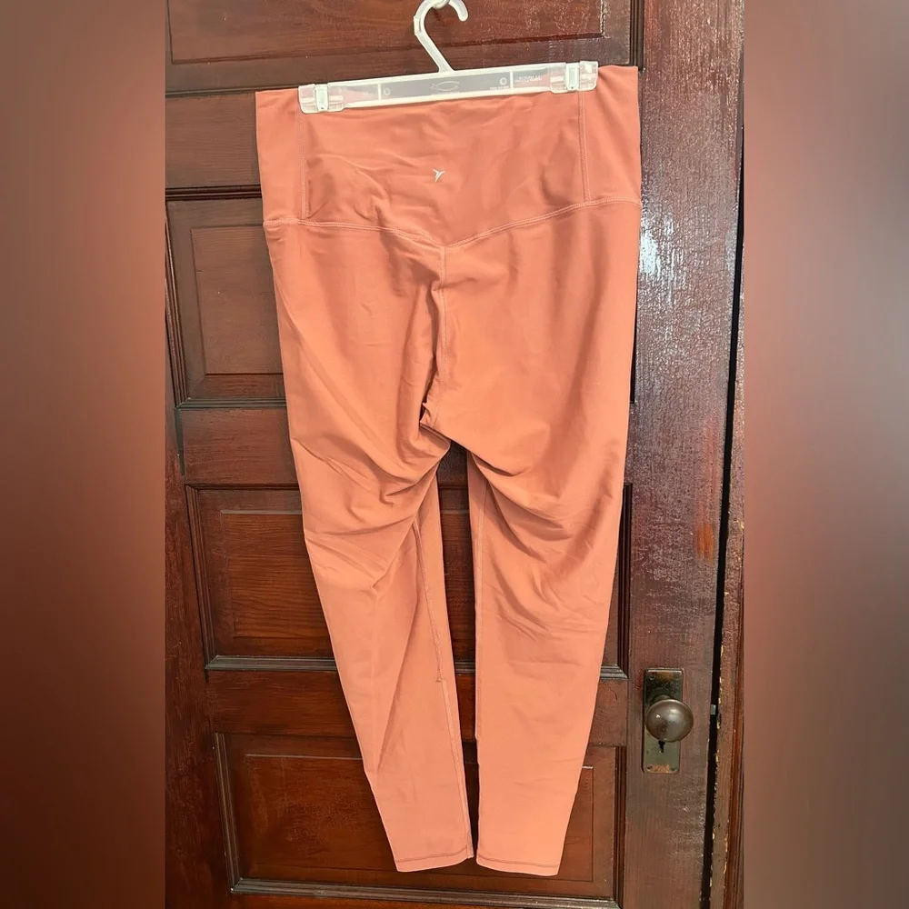 Old Navy Active Powersoft High-rise Leggings in Dusty Pink - Picture 3 of 4